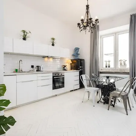 Honeydew Center Apartment *